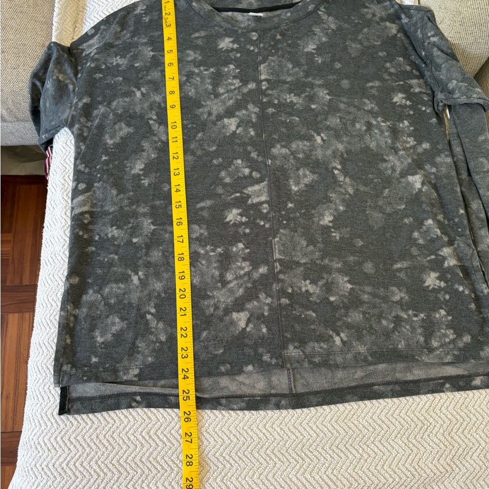 Old Navy Active Charcoal Tie-Dye Long Sleeve Shirt relaxed fit size medium - Picture 4 of 7
